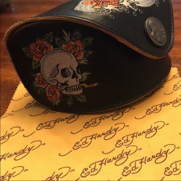 Ed Hardy eye glass case & towel unisex. - Picture 6 of 7